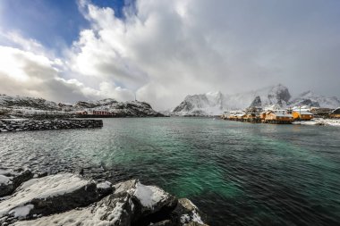  Geleneksel balıkçılık Yerleşmeleri Lofoten Adaları. Güzel Norveç Peyzaj ve eski mimari. 