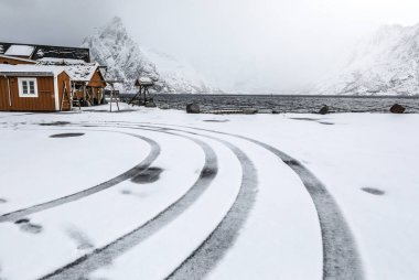  Geleneksel balıkçılık Yerleşmeleri Lofoten Adaları. Güzel Norveç Peyzaj ve eski mimari. 