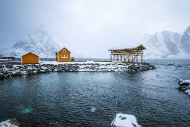  Geleneksel balıkçılık Yerleşmeleri Lofoten Adaları. Güzel Norveç Peyzaj ve eski mimari. 