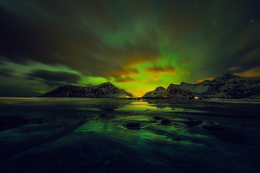 Aurora Borealis de biliyorum Kuzey ışıkları gece gökyüzünde Lofoten üzerinde manzara, Norveç, Scandinavia gibi şaşırtıcı çok renkli yeşil.