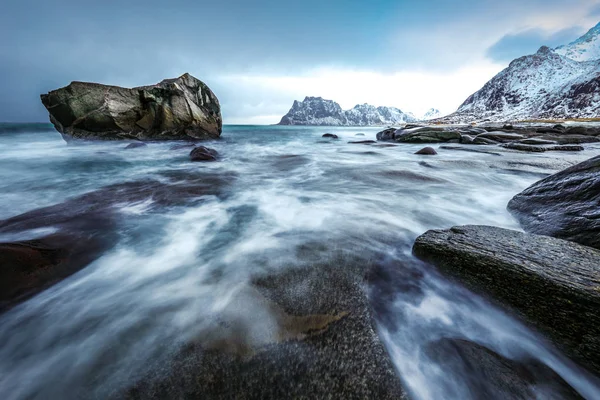 저녁 시간에 찬 노르웨이 바다의 기슭에 물의 움직임. Lofoten 섬입니다. 아름 다운 노르웨이 풍경. — 스톡 사진