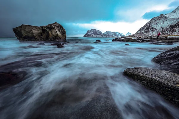 夜の時間に冷たいノルウェー海のほとりに古代の石。ロフォーテン諸島。美しいノルウェーの風景. — ストック写真