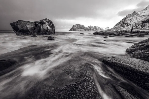 Lofoten ostrovy. Krásná Jarní krajina Norsko. Černo bílé fotografie. — Stock fotografie