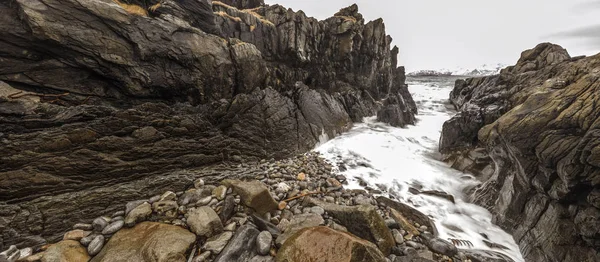 Antiguas piedras en las orillas del frío Mar de Noruega a la hora de la tarde. Islas Lofoten. Hermoso paisaje de Noruega. Foto panorámica . — Foto de Stock