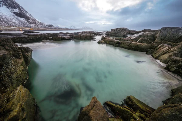 Antika stenar på stranden av kalla Norska havet på kvällstid. Lofoten öarna. Vackra Norge landskap. — Stockfoto