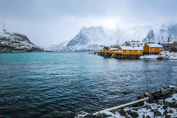 De nederzettingen van de ambachtelijke visserij van de Lofoten eilanden. Mooi Noorwegen landschap en de oude architectuur. — Stockfoto