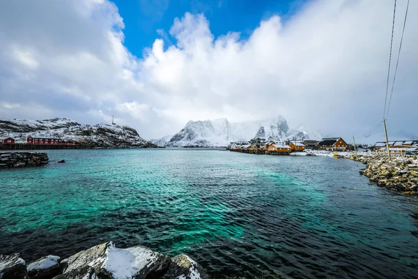 Estabelecimentos de pesca tradicionais das ilhas Lofoten. Bela paisagem norueguesa e arquitetura antiga . — Fotografia de Stock