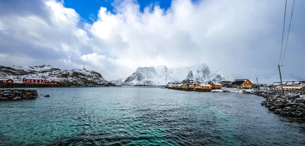 Traditionellt fiske bosättningar av Lofoten öarna. Vackra Norge landskap och gammal arkitektur. — Stockfoto