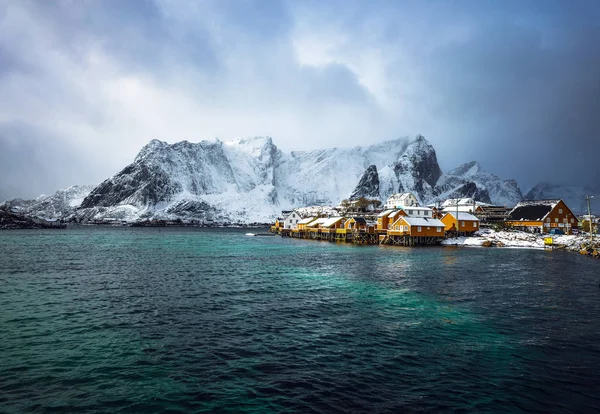 Poblaciones pesqueras tradicionales de las islas Lofoten. Hermoso paisaje de Noruega y arquitectura antigua . — Foto de Stock