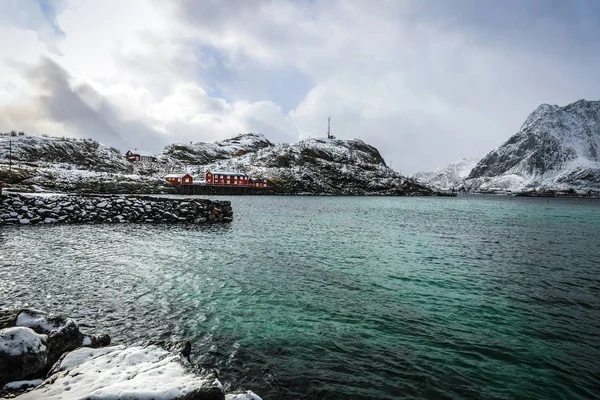 Tradiční rybářské osady z Lofot. Starou architekturu a nádherné krajiny údolí Norsko. — Stock fotografie
