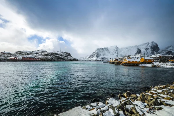 De nederzettingen van de ambachtelijke visserij van de Lofoten eilanden. Mooi Noorwegen landschap en de oude architectuur. — Stockfoto