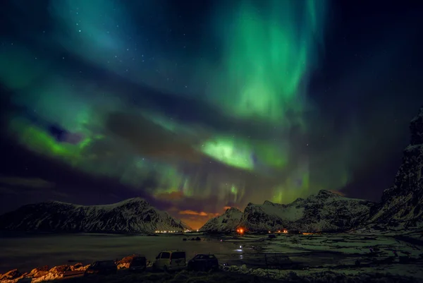 Niesamowite wielobarwny zielony Aurora Borealis znany również jako krajobraz Zorza polarna na nocnym niebie na Lofotach, Norwegia, Scandinavia. — Zdjęcie stockowe