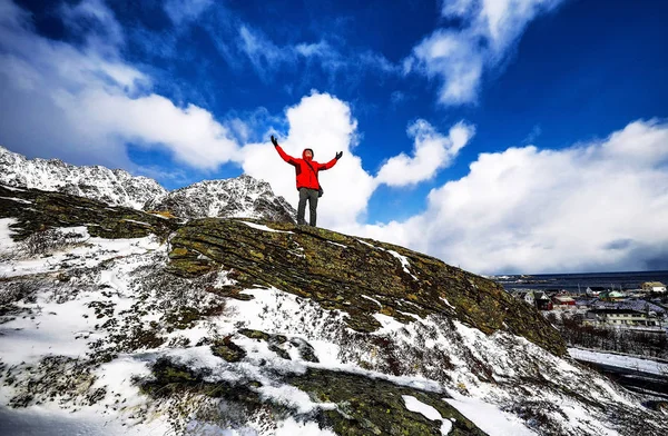 고 대 돌에서 체재 하는 아름 다운 푸른 하늘에 대하여 산에서 여행자. — 스톡 사진