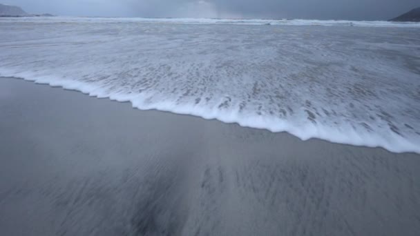 Movimiento de agua a orillas del frío mar de Noruega a la hora de la tarde. Islas Lofoten. Hermoso paisaje de Noruega. HD de imágenes . — Vídeos de Stock