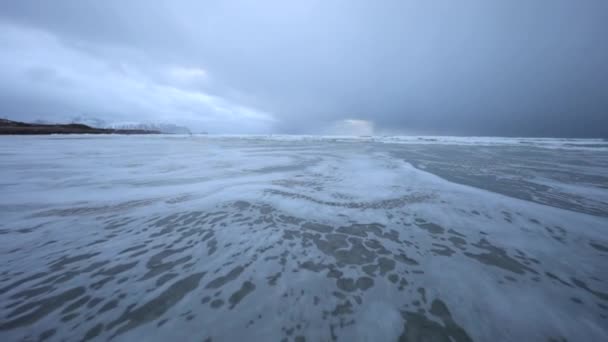 夜の時間に冷たいノルウェー海のほとりの水の動き。ロフォーテン諸島。美しいノルウェーの風景です。Hd 映像. — ストック動画