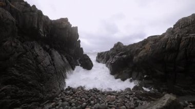 Akşam zaman soğuk Norveç Denizi kıyısında su hareketi. Lofoten Adaları. Güzel Norveç manzara. HD ayak. 