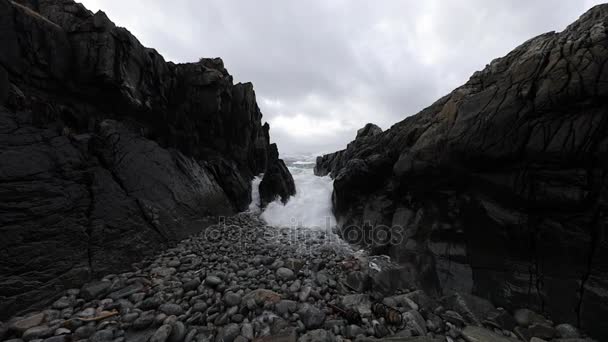 Movimento de água nas margens do frio Mar da Noruega à noite. Ilhas Lofoten. Bela paisagem norueguesa. Filmagem em HD . — Vídeo de Stock