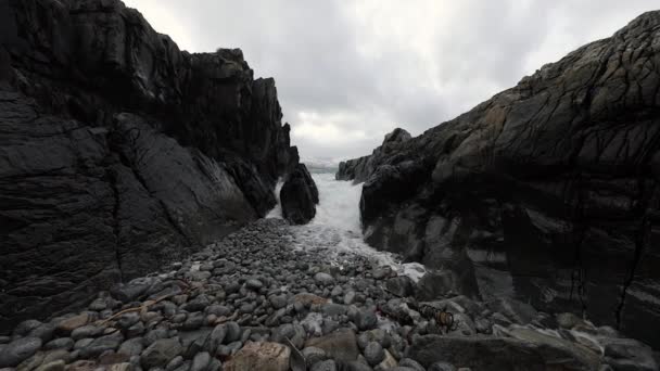 Movimento de água nas margens do frio Mar da Noruega à noite. Ilhas Lofoten. Bela paisagem norueguesa. Filmagem em HD . — Vídeo de Stock