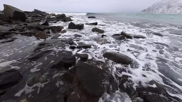 夜の時間に冷たいノルウェー海のほとりの水の動き。ロフォーテン諸島。美しいノルウェーの風景です。Hd 映像. — ストック動画