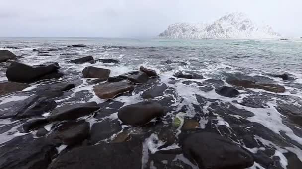 Prastaré kameny na břehu chladné Norské moře ve večerních hodinách. Lofoten ostrovy. Krásná krajina Norsko. HD záznam. — Stock video
