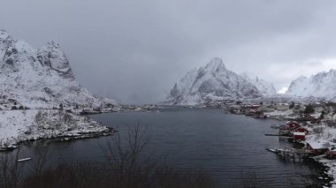Geleneksel balıkçılık Yerleşmeleri Lofoten Adaları. Güzel Norveç Peyzaj ve eski mimari. HD ayak.