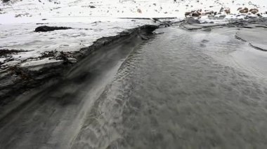 Dağ hareket okyanusa akan su akışları. Lofoten Adaları. Güzel Norveç manzara. 