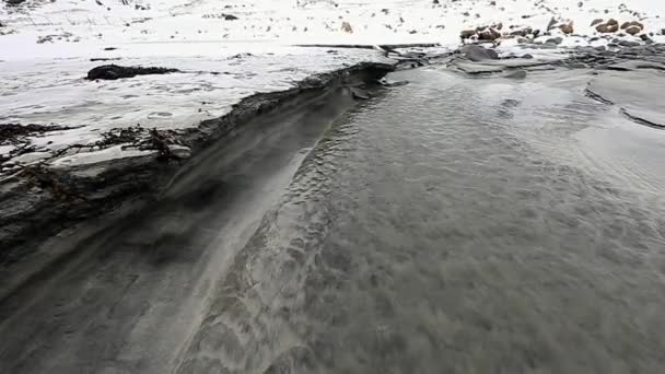 Гірські річки руху води, що впадають в океан. Прибуття острови. Красивий краєвид Норвегії. — стокове відео