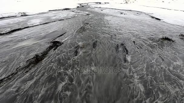 Горные потоки движутся по течению воды в океан. Лофотенские острова. Прекрасный пейзаж Норвегии . — стоковое видео