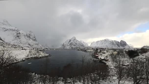 Geleneksel balıkçılık Yerleşmeleri Lofoten Adaları. Güzel Norveç Peyzaj ve eski mimari. HD ayak. — Stok video