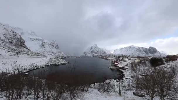 Hagyományos halászati település Lofoten-szigetekre. Gyönyörű Norvégia táj és a régi építészet. HD felvétel. — Stock videók