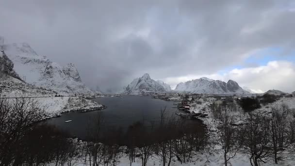Établissements de pêche traditionnels des îles Lofoten. Beau paysage norvégien et ancienne architecture. Vidéo HD . — Video
