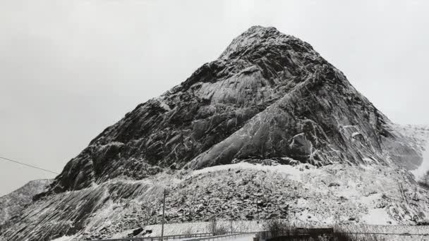 Antik cliff siyah-beyaz video. Lofoten Adaları. Güzel Norveç manzara. HD ayak. — Stok video