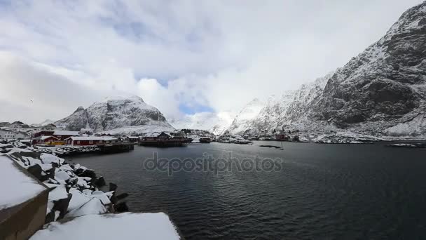 ロフォーテン諸島の伝統的な漁業集落。美しいノルウェーの風景と古い建築。Hd 映像. — ストック動画