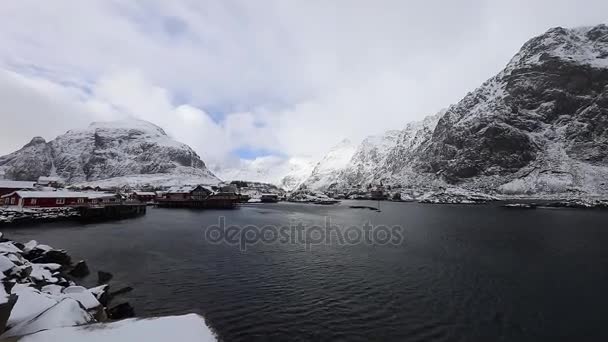 Hagyományos halászati település Lofoten-szigetekre. Gyönyörű Norvégia táj és a régi építészet. HD felvétel. — Stock videók