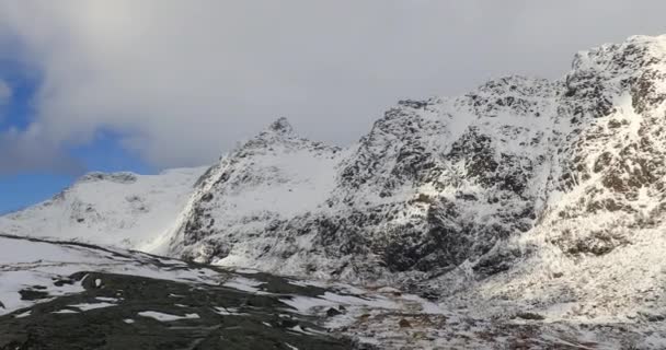 Magníficas rocas cubiertas de nieve en un día soleado. Hermoso paisaje de Noruega. Islas Lofoten . — Vídeo de stock