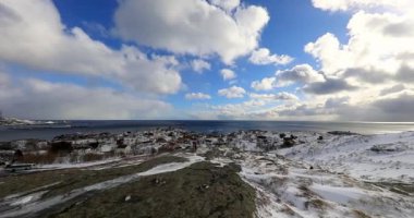 Geleneksel balıkçılık Yerleşmeleri Lofoten Adaları. Güzel Norveç Peyzaj ve eski mimari. HD ayak.