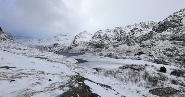 Magníficas rocas cubiertas de nieve en un día soleado. Hermoso paisaje de Noruega. Islas Lofoten . — Vídeo de stock