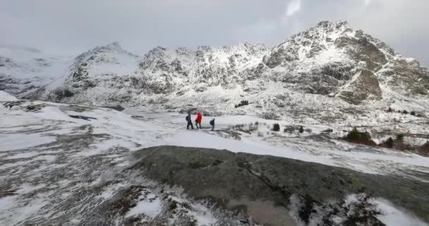 Magnifika snötäckta stenar på en solig dag och natur vandrare. Vackra Norge landskap med människor. Lofoten öarna. — Stockvideo