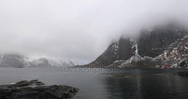 Geleneksel balıkçılık Yerleşmeleri Lofoten Adaları. Güzel Norveç Peyzaj ve eski mimari. HD ayak.