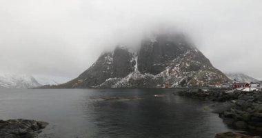 Geleneksel balıkçılık Yerleşmeleri Lofoten Adaları. Güzel Norveç Peyzaj ve eski mimari. HD ayak.