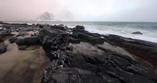 Akşam zaman soğuk Norveç Denizi kıyısında antik taşlar. Lofoten Adaları. Güzel Norveç manzara. HD ayak. — Stok video