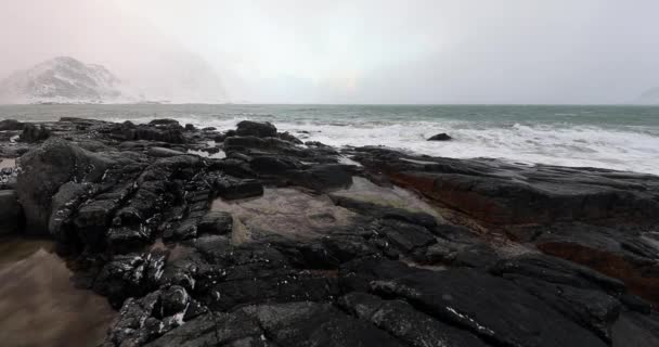 Antiche pietre sulle rive del freddo mare norvegese di sera. Isole Lofoten. Bellissimo paesaggio norvegese. Video HD . — Video Stock