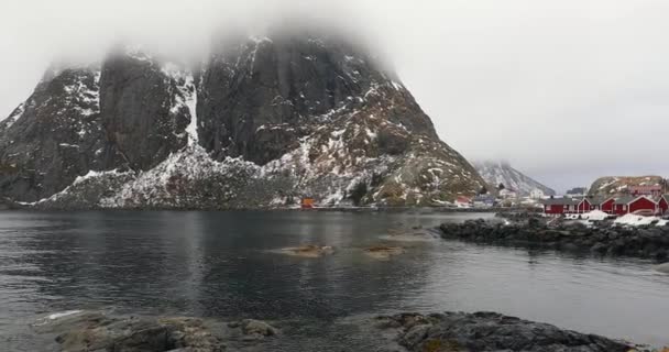 Insediamenti di pesca tradizionali delle isole Lofoten. Bellissimo paesaggio norvegese e vecchia architettura. Video HD . — Video Stock