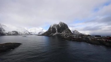 Geleneksel balıkçılık Yerleşmeleri Lofoten Adaları. Güzel Norveç Peyzaj ve eski mimari. HD ayak.