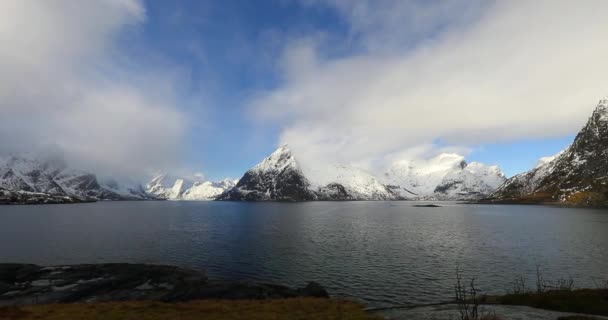 Magníficas rocas cubiertas de nieve en un día soleado. Hermoso paisaje de Noruega. Islas Lofoten . — Vídeos de Stock