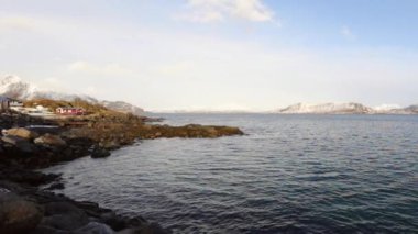 Geleneksel balıkçılık Yerleşmeleri Lofoten Adaları. Güzel Norveç Peyzaj ve eski mimari. HD ayak.