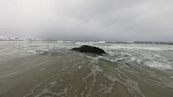 夜の時間に冷たいノルウェー海のほとりの水の動き。ロフォーテン諸島。美しいノルウェーの風景です。Hd 映像. — ストック動画