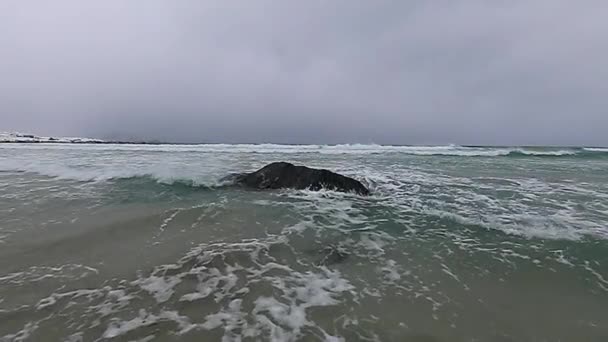 夜の時間に冷たいノルウェー海のほとりの水の動き。ロフォーテン諸島。美しいノルウェーの風景です。Hd 映像. — ストック動画