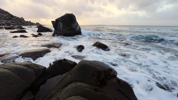 Antiguas piedras en las orillas del frío Mar de Noruega a la hora de la tarde. Islas Lofoten. Hermoso paisaje de Noruega. HD de imágenes . — Vídeo de stock