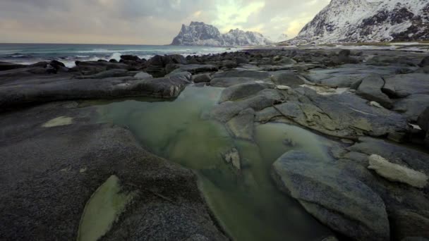 在晚上时冷挪威海海岸上的古代石头。罗弗敦群岛。挪威美丽的景观。高清画面. — 图库视频影像